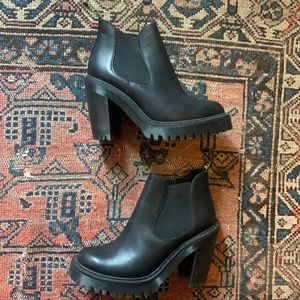 Dr. Martens Hurston Black Chelsea Boot